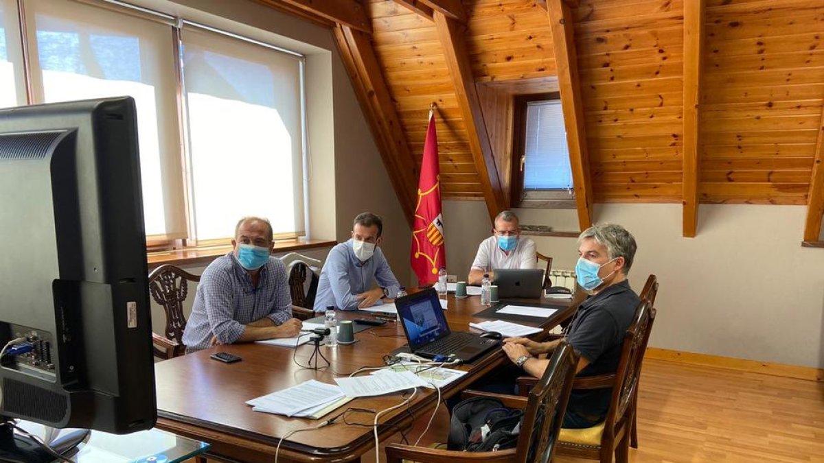 La reunió semipresencial de la comissió d’Urbanisme d’Aran.