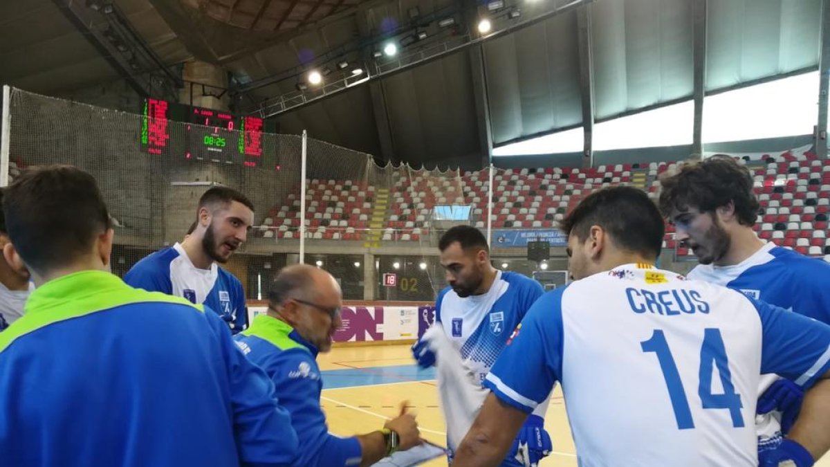 Albert Folguera dóna instruccions a l’equip, ahir durant el partit a la pista del Liceo.