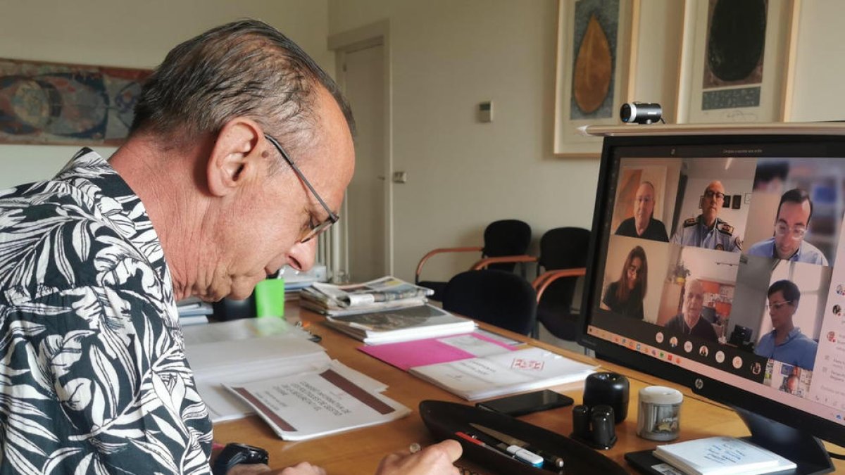 El alcalde de Lleida, Miquel Pueyo, durante la reunión telemática de la Comisión Informativa por|para las políticas de gestión de la seguridad y civismo.