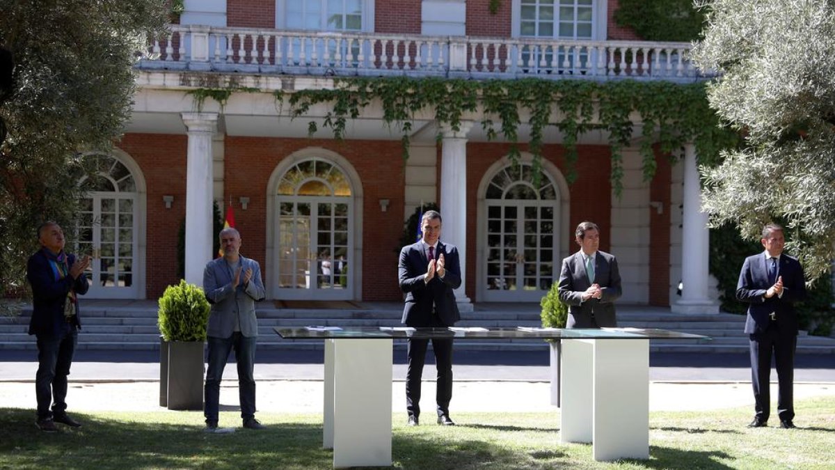El president, part del seu Executiu i agents socials van escenificar l’acord en una foto conjunta als jardins de La Moncloa.