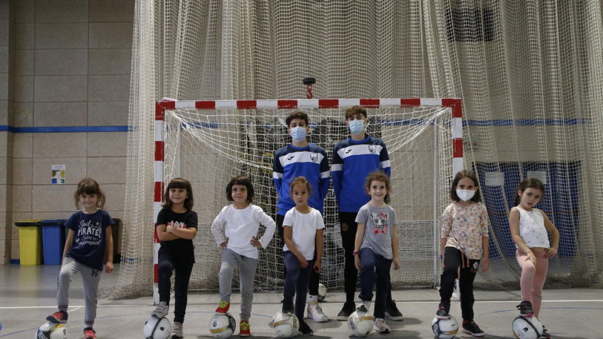 Les nenes del Futbol Sala Alcoletge, amb els seus entrenadors, en una imatge del 20 d’octubre abans de suspendre les activitats esportives.