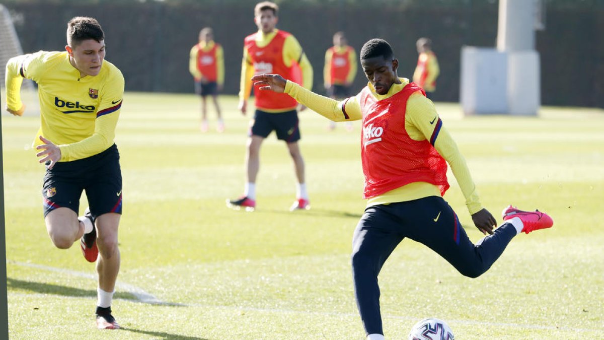 Ousmane Dembélé, durante el entrenamiento de ayer, antes de retirarse por lesión.
