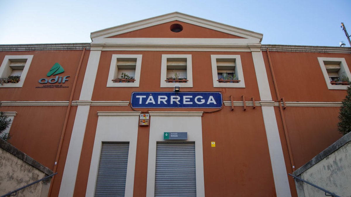 L’estació de Tàrrega, tancada i sense cap senyal ahir que advertís de la suspensió de trens.