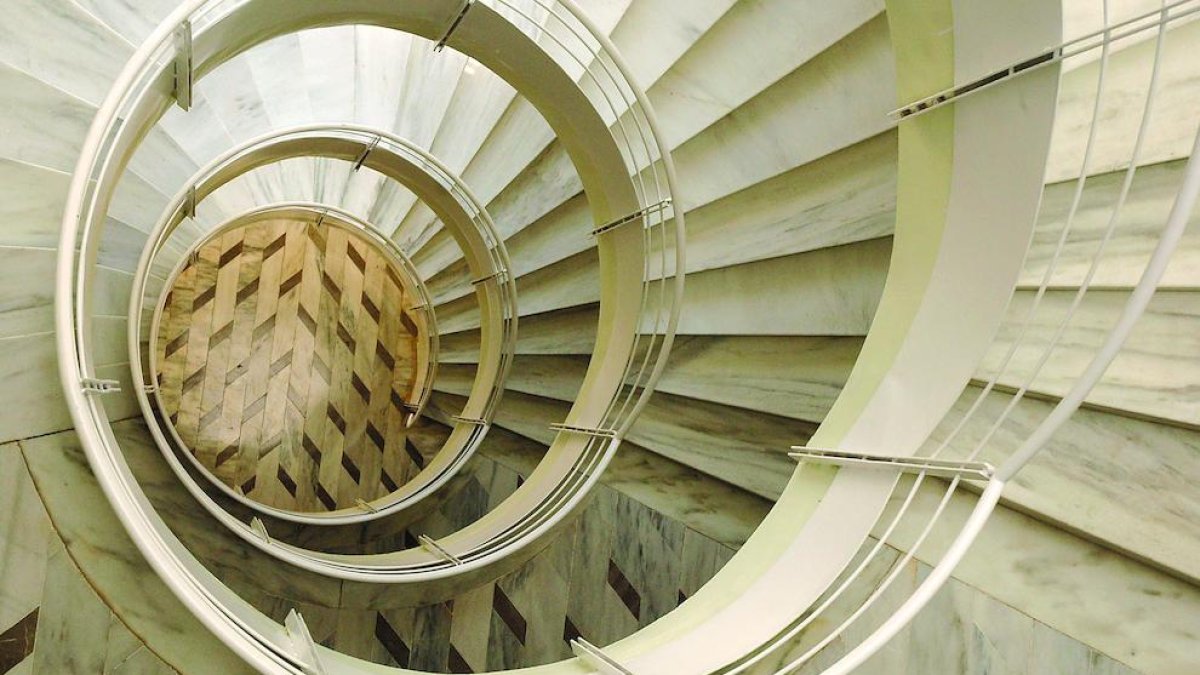 L’home va intentar tirar-se pel buit de l’escala.