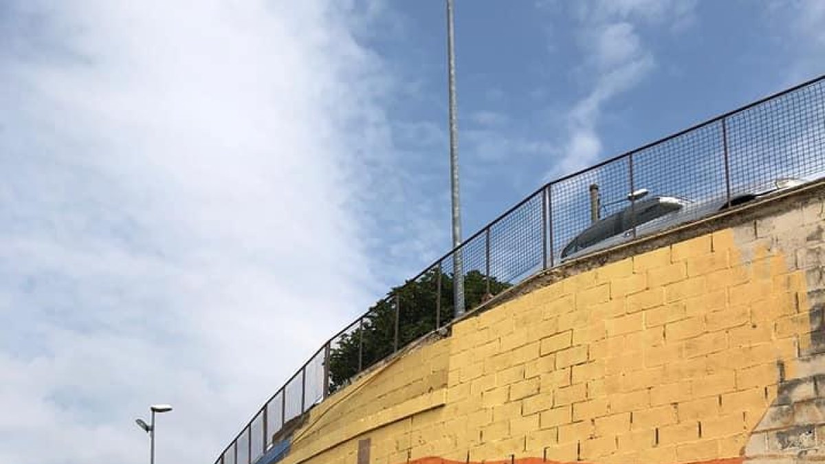 L’artista local durant la creació del mural a Menàrguens.