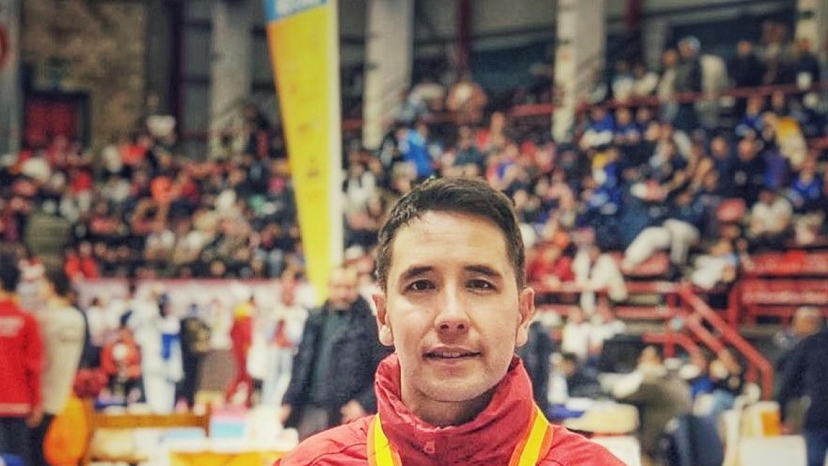 El leridano Joel Lee, con la medalla que ganó en Torrelavega.