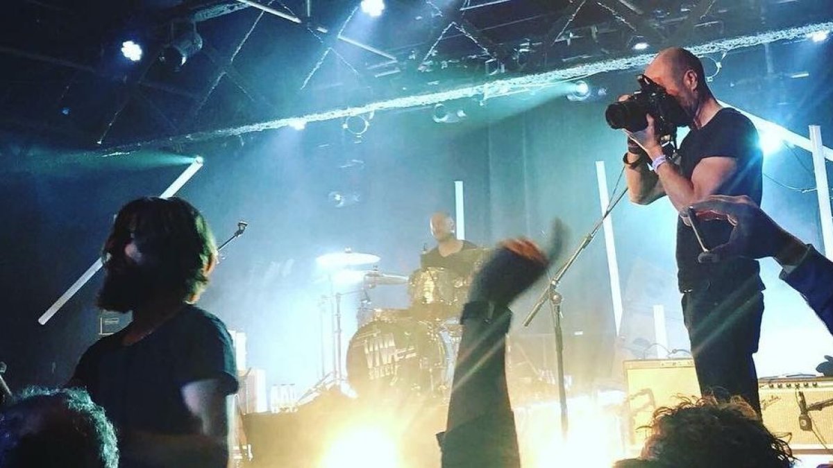 El fotógrafo leridano Rafa Ariño, en plena acción en un concierto.