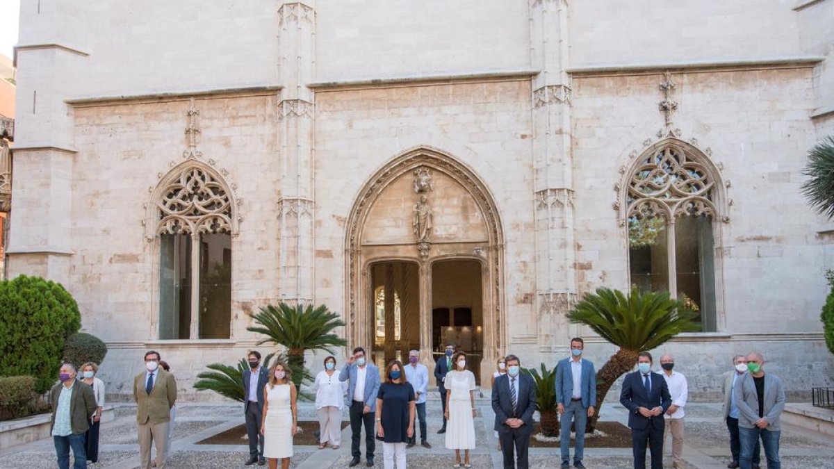 Els ministres i els agents socials posen davant la premsa abans d’iniciar la reunió ahir a Palma.
