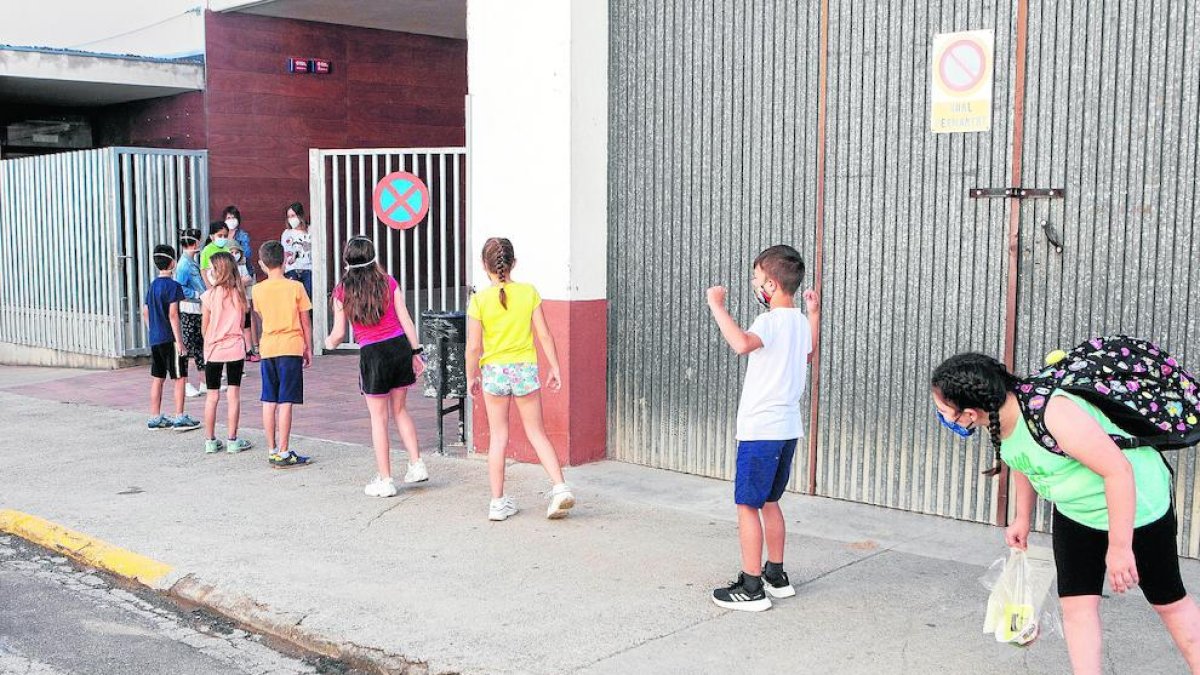 Alumnes en fila esperant entrar ahir a l’escola Sant Gil de Torà.