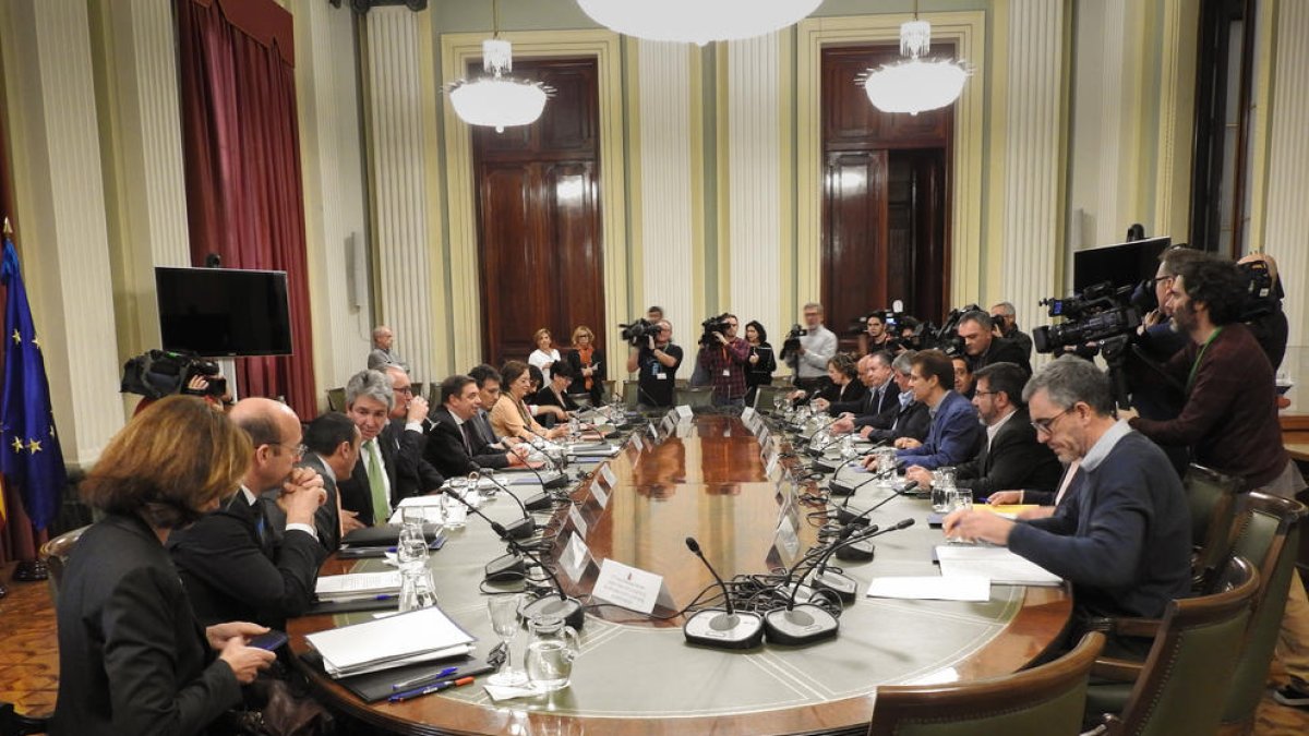 Un moment de la taula de diàleg celebrada ahir al ministeri.