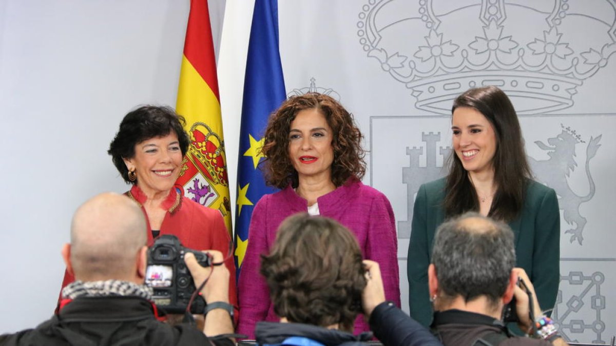 La titular de Educación, Isabel Celaá, la portavoz, María J. Montero, y la de Igualdad, Irene Montero.