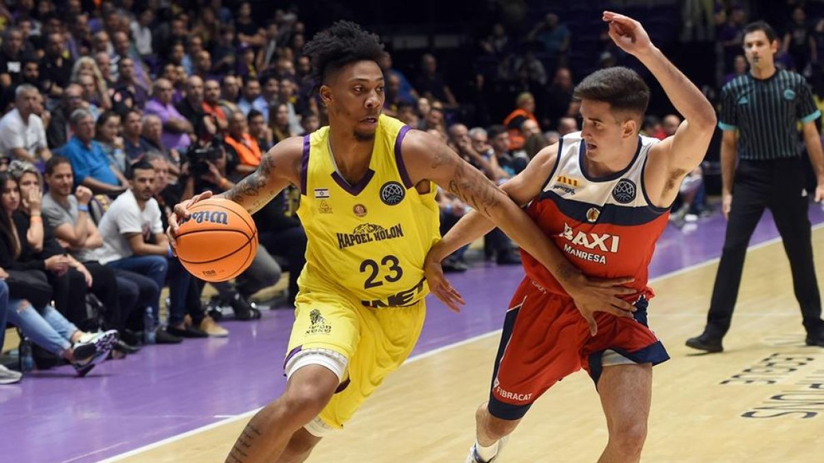 David Òrrit defiende a un jugador del Holon en la Champions.