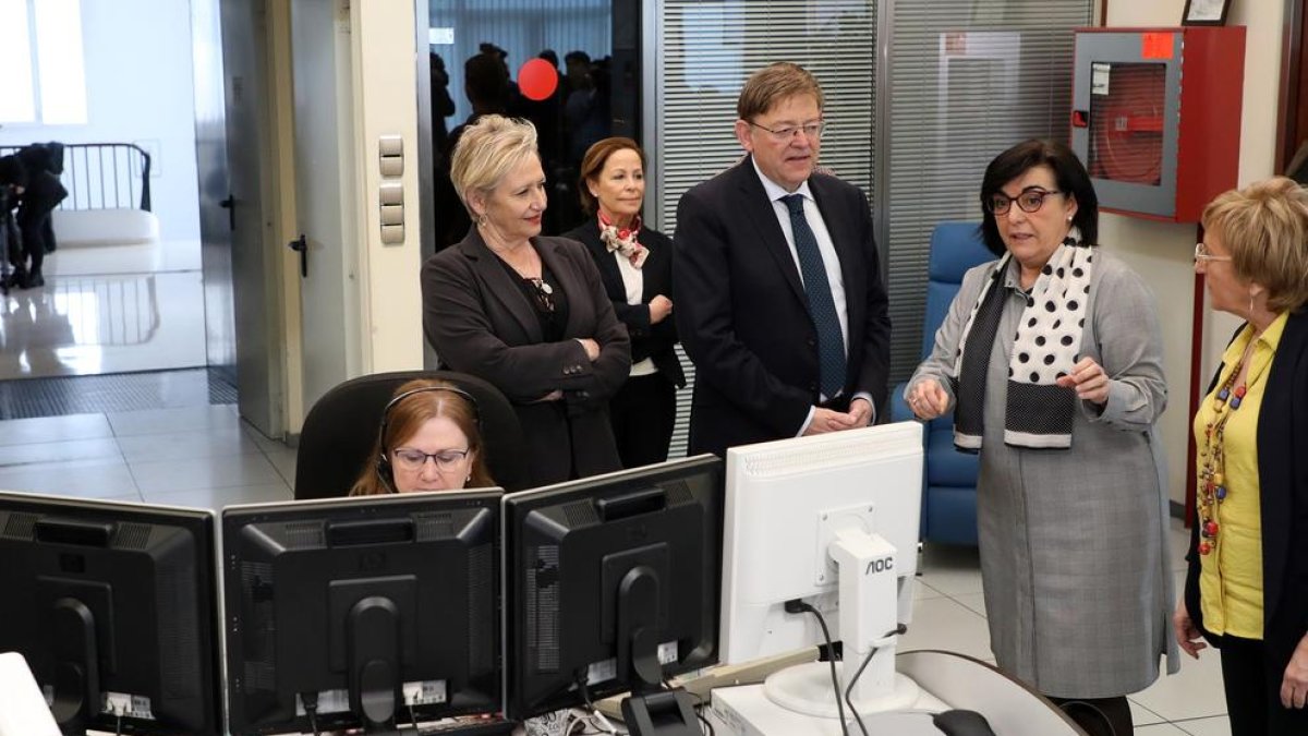 Ana Barceló y Ximo Puig, de la Generalitat valenciana, ayer en el Centro de Coordinación de Urgencias.