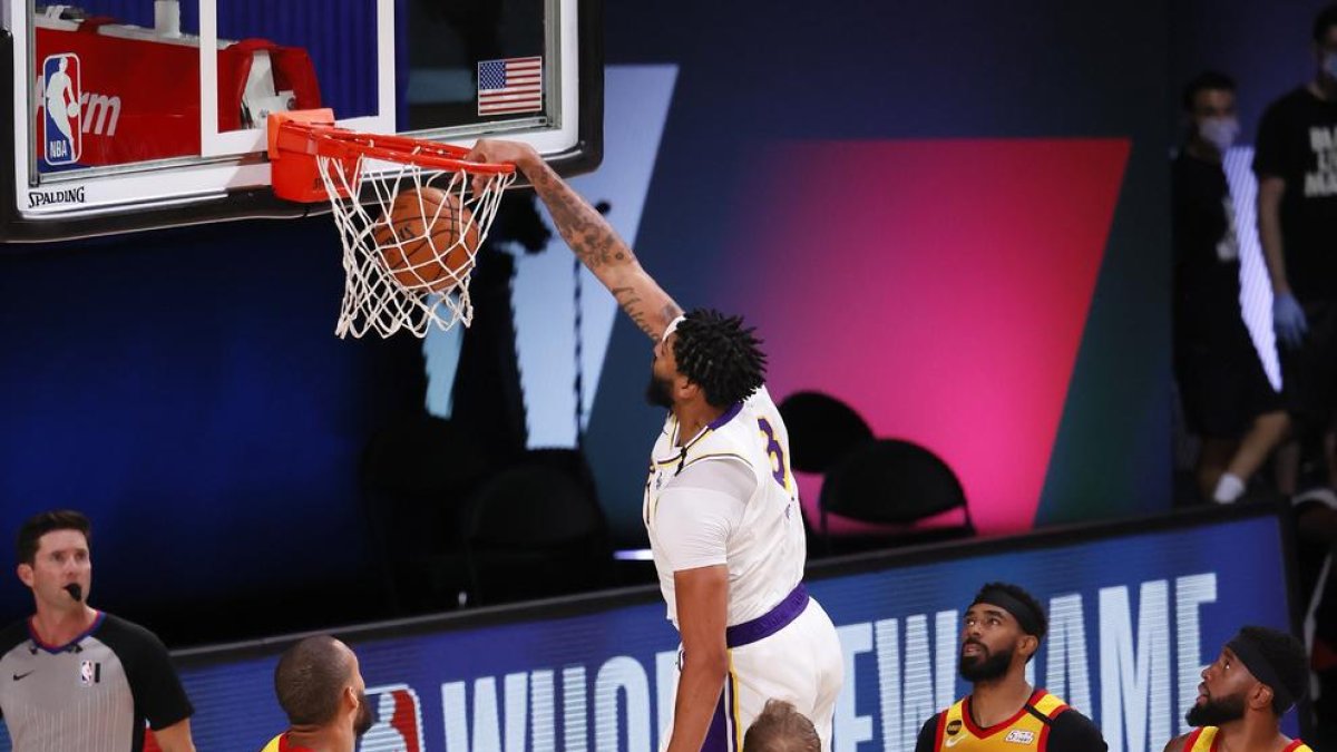 Anthony Davis aportó 42 puntos a la victoria de los Lakers.
