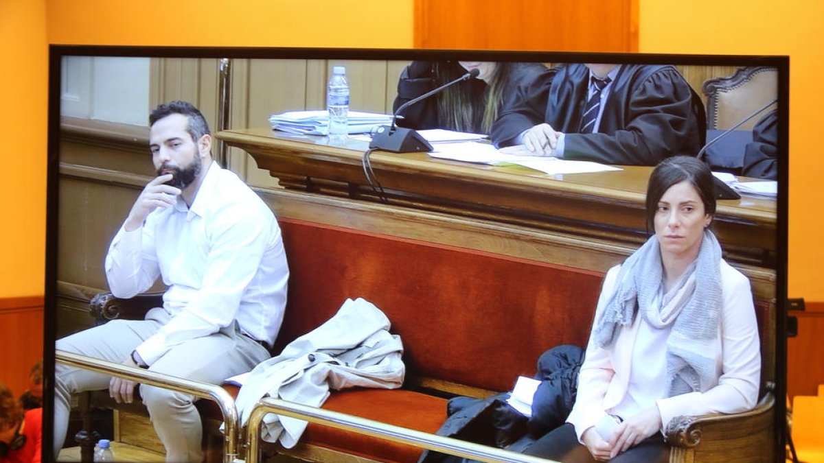 Albert López i Rosa Peral, ahir, en la primera sessió pública del judici pel crim de la Urbana.