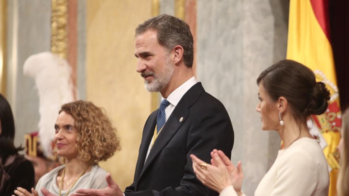 Felip VI, ahir al Congrés, flanquejat per Batet i Letícia, mentre rebia l’ovació de la Cambra.