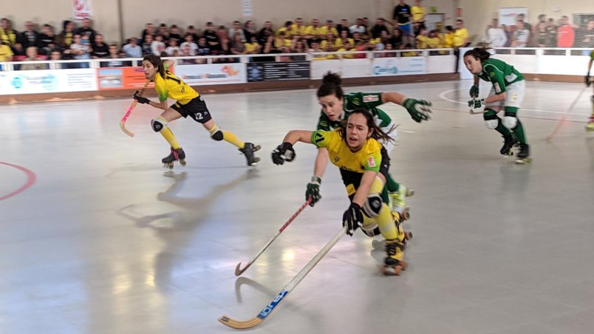 Una jugadora del Vila-sana avança perseguida per una rival.