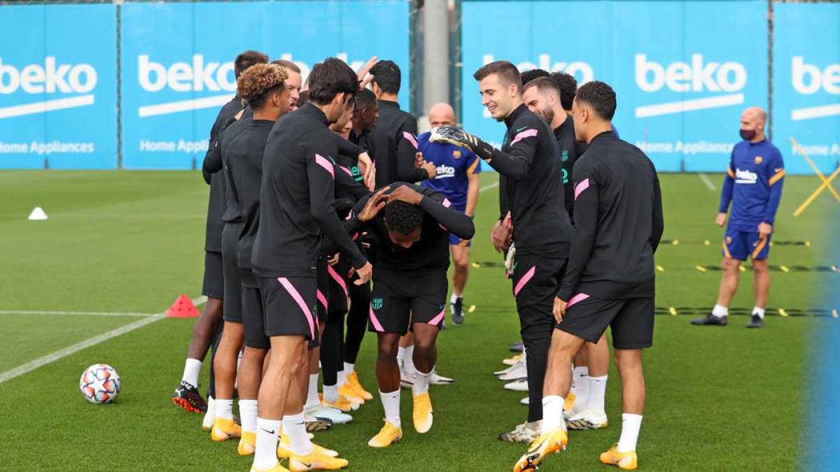 Sergiño Dest va ser felicitat ahir pels seus companys del Barça pel seu vintè aniversari.