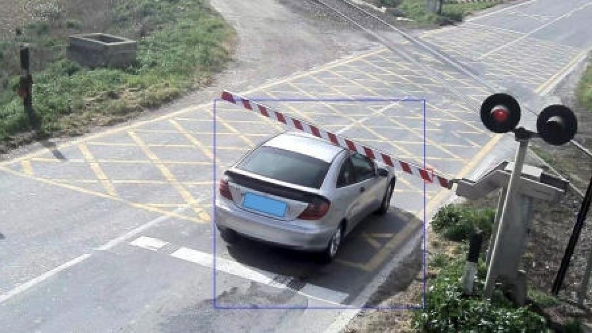 Imágenes de vehículos cruzando el paso a nivel de la C-13 en Térmens con el semáforo en rojo y la barrera bajada.