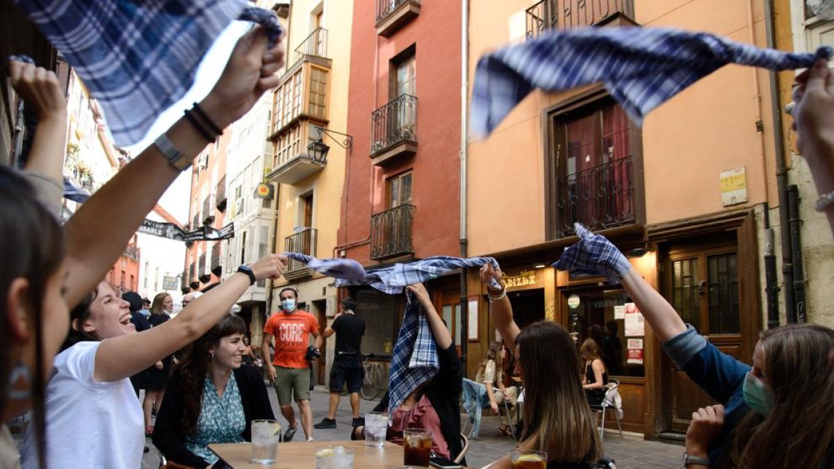 Un grupo de jóvenes en Vitoria, que ha anulado sus fiestas.
