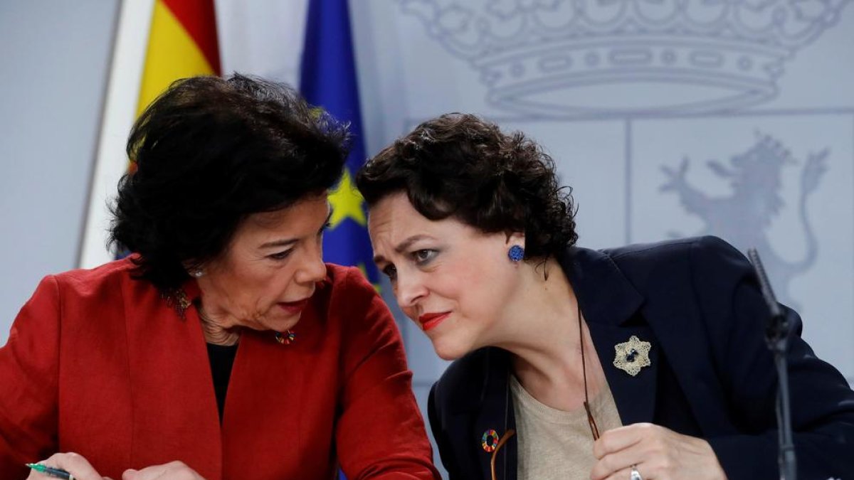 La ministra de Educación y portavoz del Gobierno, Isabel Celaá, y la ministra de Trabajo, Magdalena Valerio, durante la rueda de prensa posterior al Consejo de Ministros.