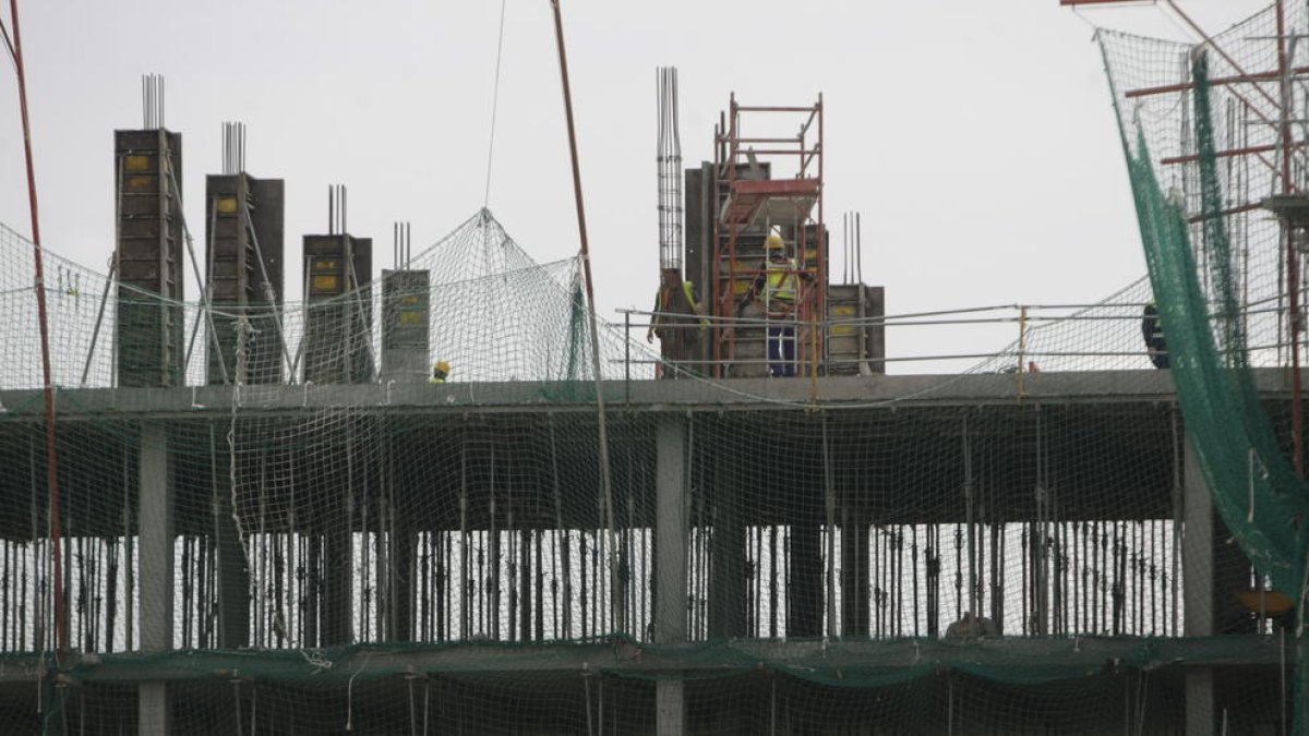 Treballs de construcció d’un edifici a Lleida.