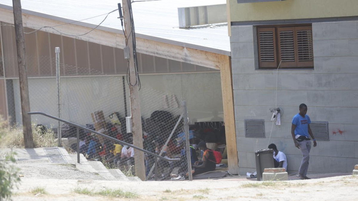 Varias personas permanecían ayer al mediodía junto a  la Casa de Fusta, en la calle Cavallers.
