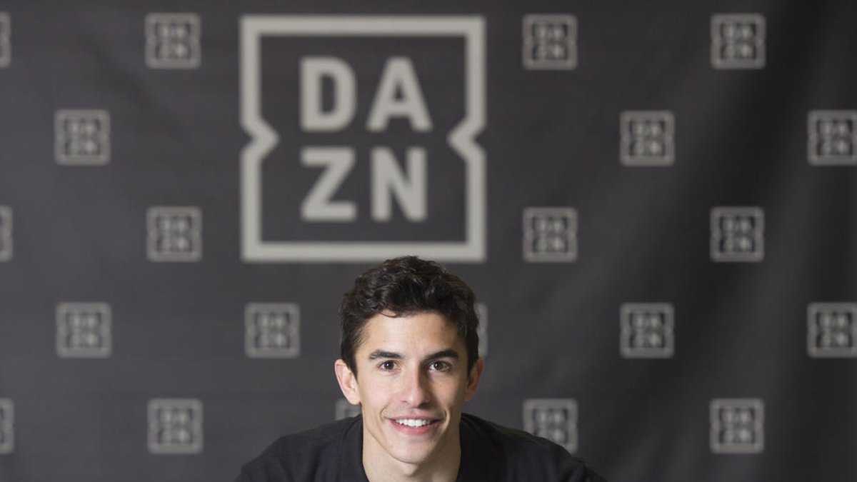 Marc Màrquez, sobre una rèplica de la seua moto al Mundial.
