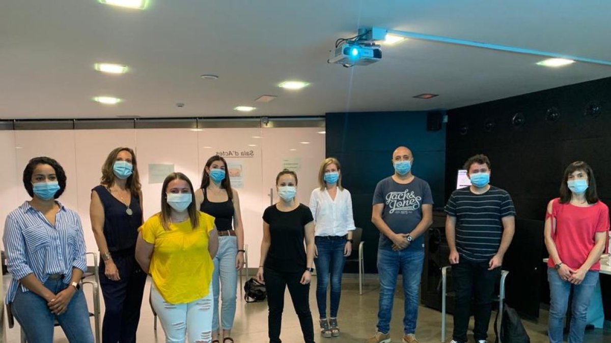 Foto de familia de los seis mediadores que Salud ha contratado junto con otros profesionales sanitarios.