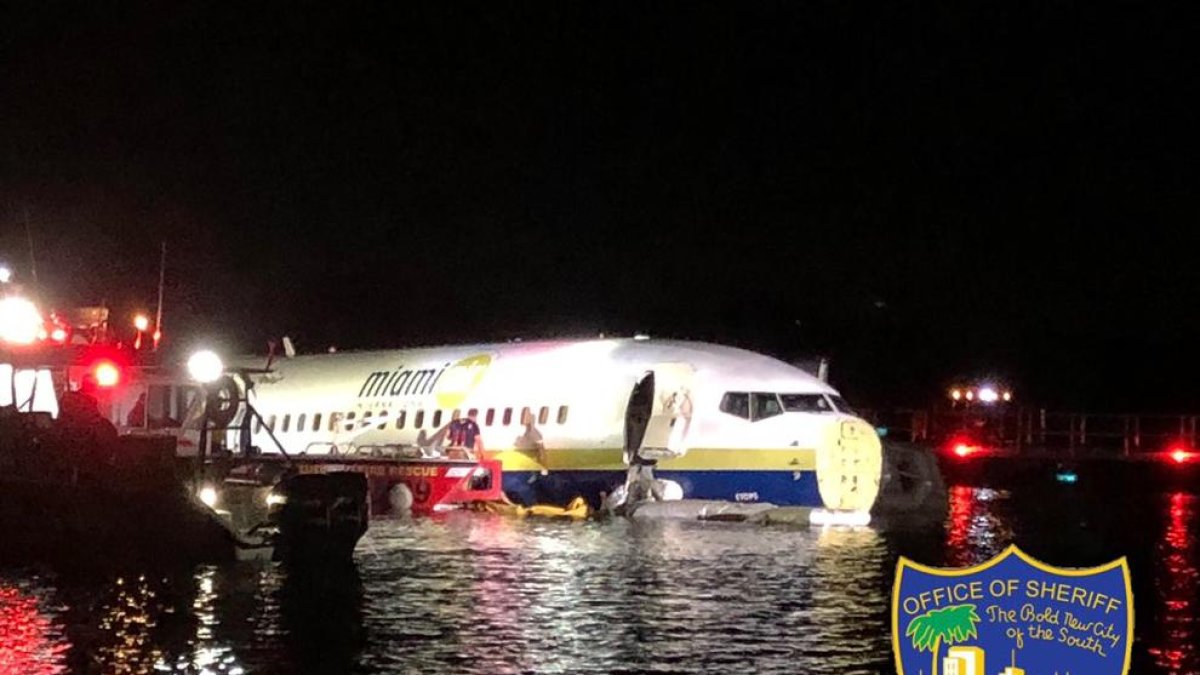 Un Boeing 737 aterra en un riu de Florida amb 143 passatgers a bord