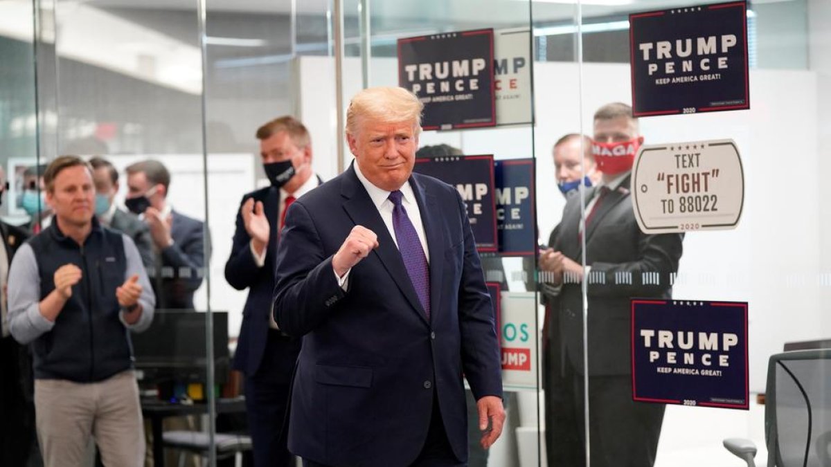 Trump intentava donar imatge de guanyador i Biden preferia difondre una foto amb la seua mà dreta, Kamala Harris.