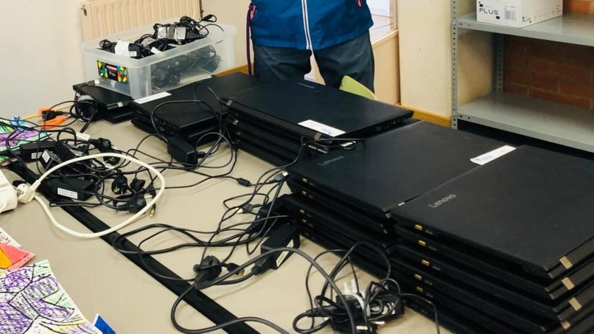 Ordenadores portátiles preparados en un centro educativo de Lleida para ser repartidos.