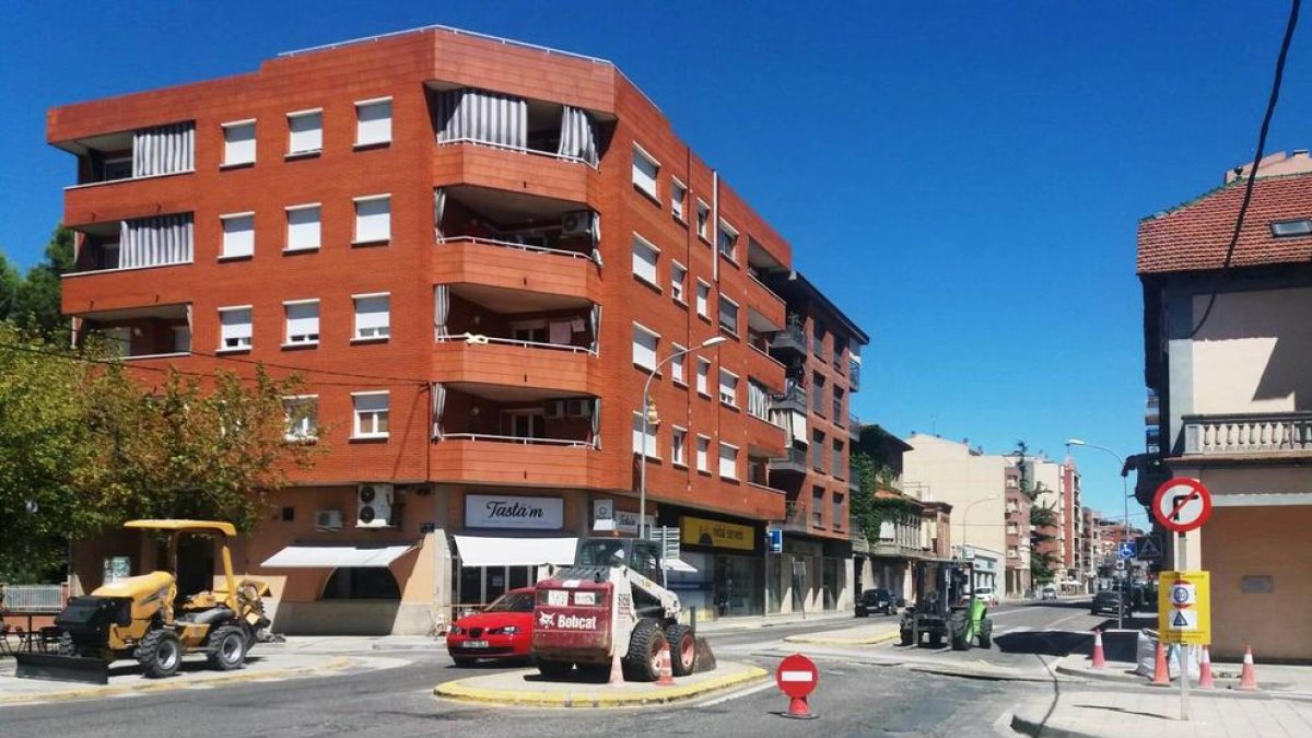 Uno de los sentidos de la calle, cortado al tráfico.