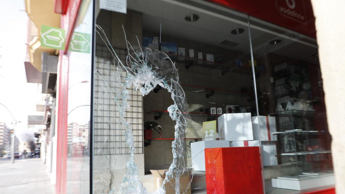 Así quedó el escaparate de la tienda tras el robo.