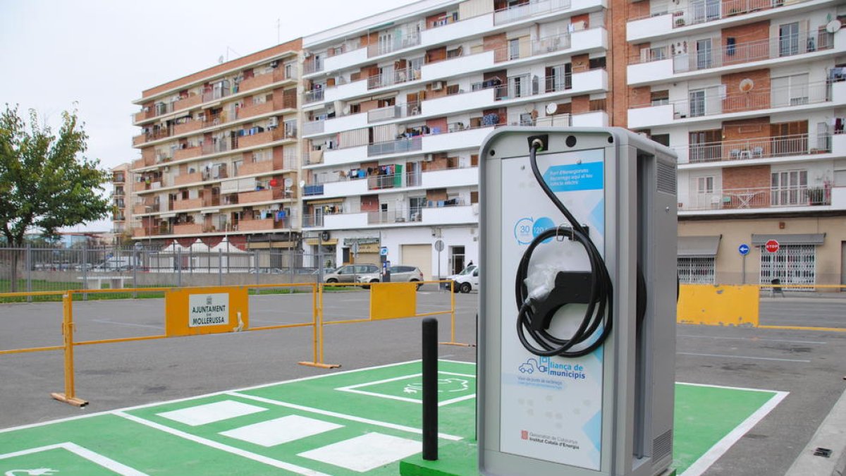 A punt l'estació de càrrega de cotxes elèctrics a Mollerussa