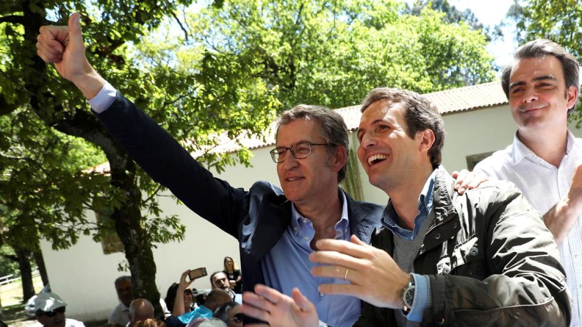 Feijóo i Casado, ahir, en una romeria celebrada a la localitat corunyesa d’O Polo.