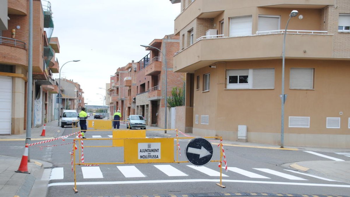 La brigada municipal porta a terme treballs al carrer Josep Casanoves.