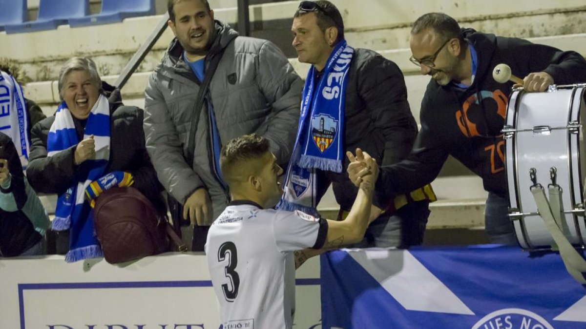 Juanto Ortuño intenta superar un jugador de l’Ontinyent amb un dríbling, seguit de prop per Pedro Martín, ahir a El Clariano.