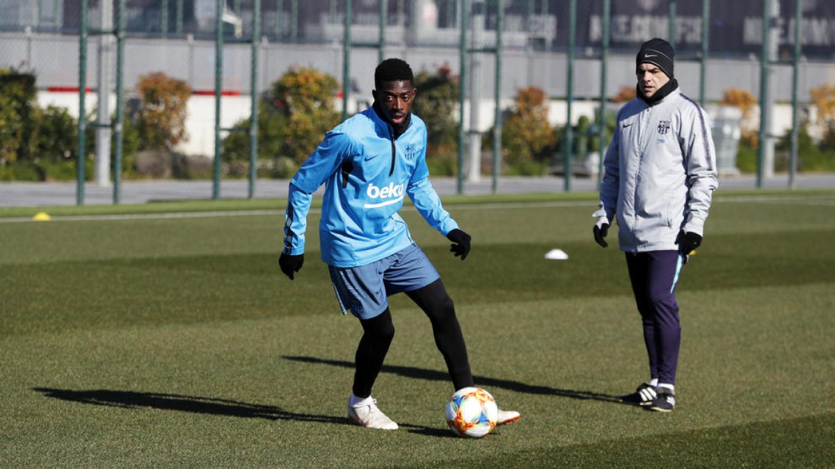 Ousmane Dembélé es va exercitar ahir en solitari al camp d’entrenament de la Ciutat Esportiva.