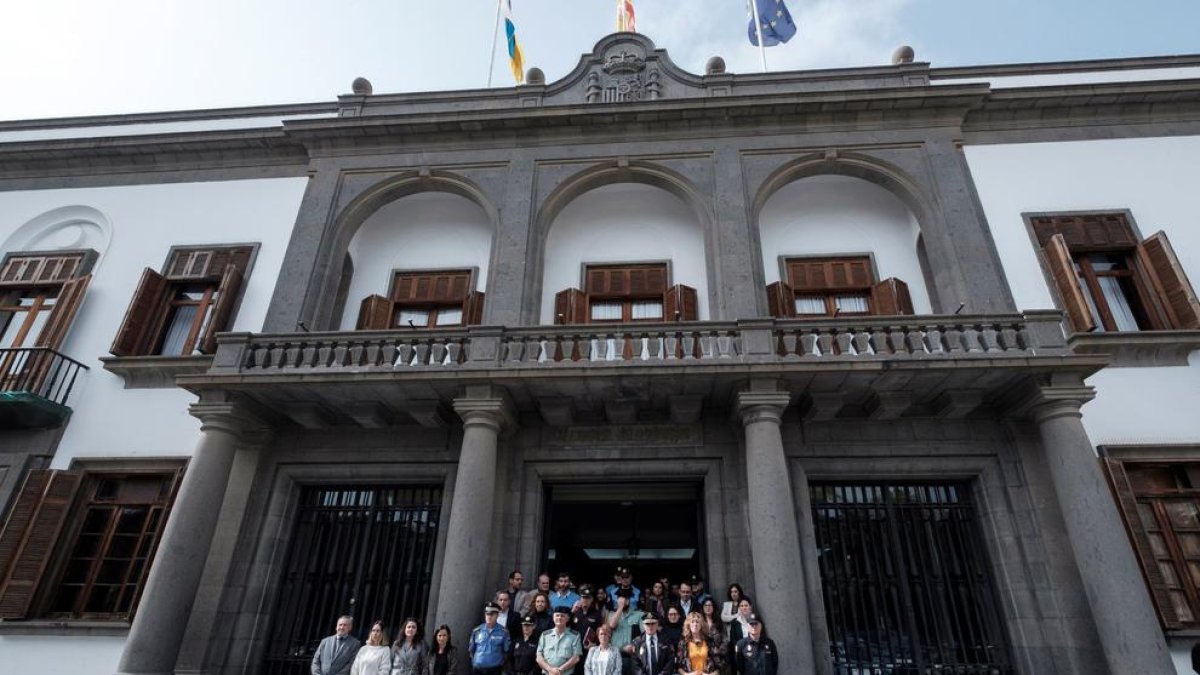 Minut de silenci per aquest crim masclista davant la delegació del Govern central a les Canàries, ahir.