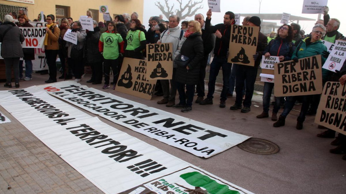 Protesta ante el consell de la Ribera d’Ebre.