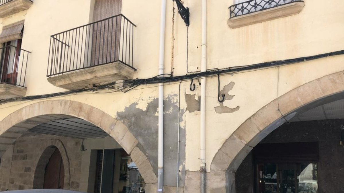 Les Borges subvenciona la rehabilitació dels porxos de la Plaça de l'1 d'Octubre