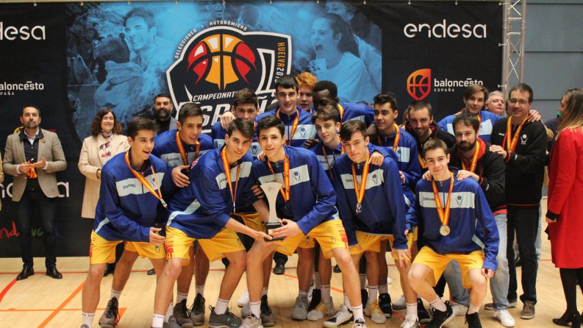 Adrià García i Àlex Rubín de Celis, amb la resta de companys amb qui van conquistar el subcampionat.