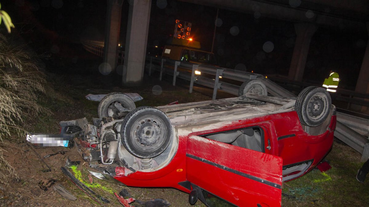 El vehículo del conductor fallecido cayó ayer por un terraplén desde la C-53 a la autovía.