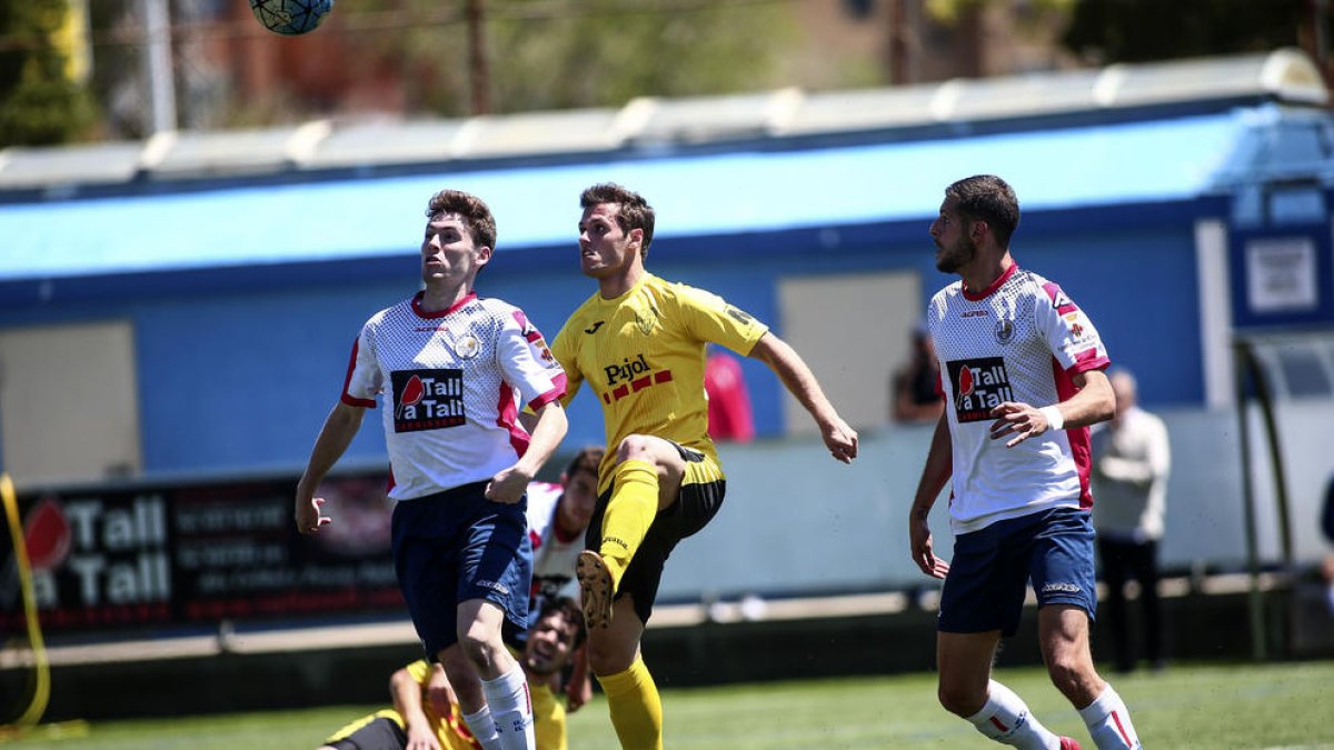 Un jugador del Mollerussa lluita per una pilota entre dos rivals, en una acció del partit d’ahir.
