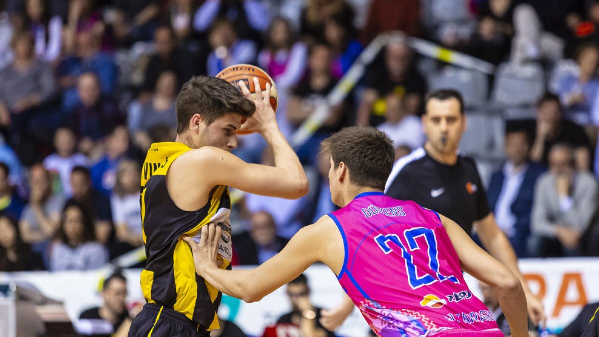 Víctor Vinós intenta escapar de la presión de Joan Guixens, jugador del Tarragona.