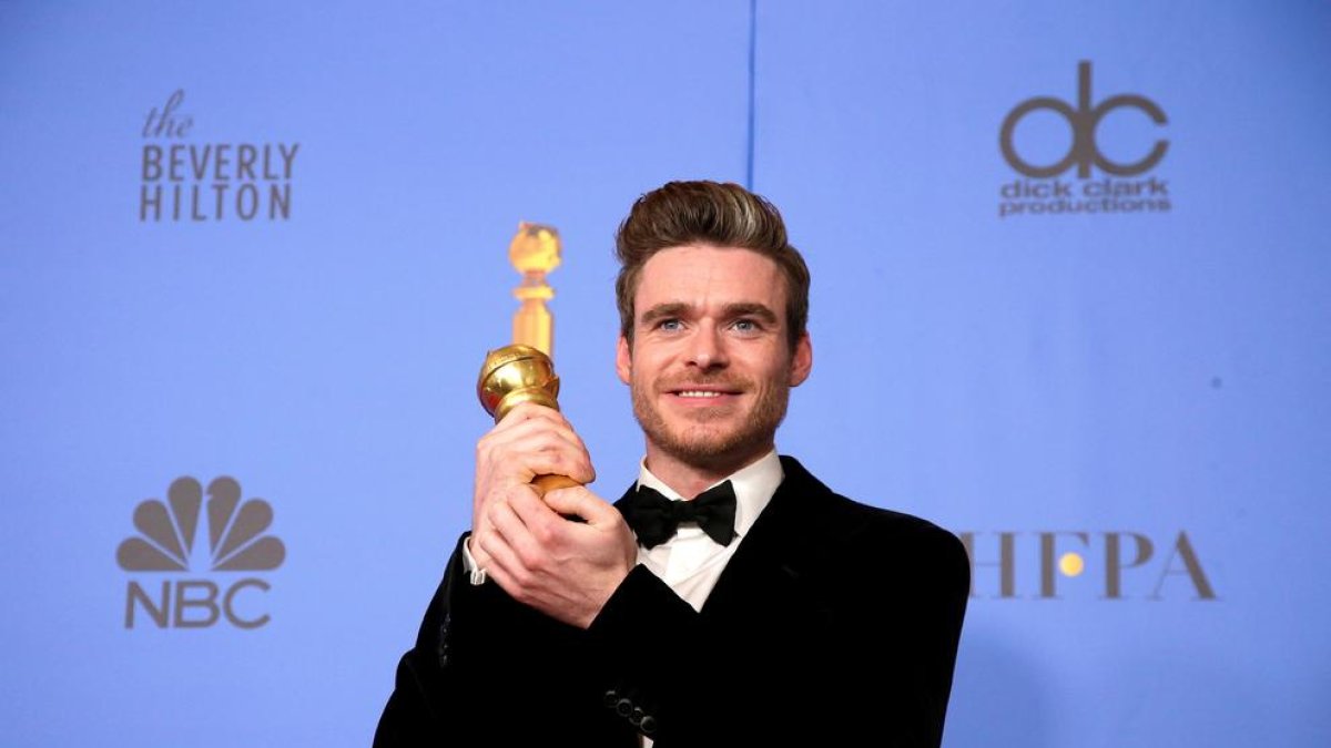 Roger Taylor (d) i Brian May (e), integrants de la banda Queen, amb Rami Malek (c), Globus d’Or al millor actor de drama per ‘Bohemian Rhapsody’.