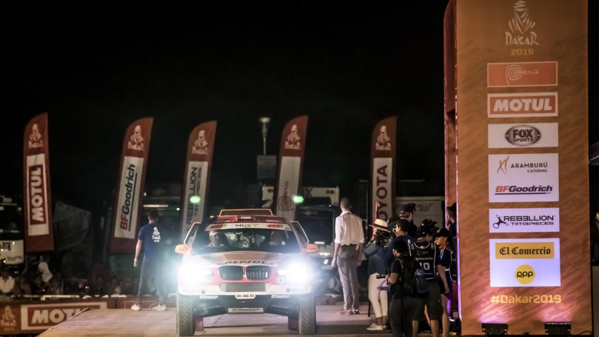 Isidre Esteve, en el moment de prendre la sortida de la primera etapa del Dakar.