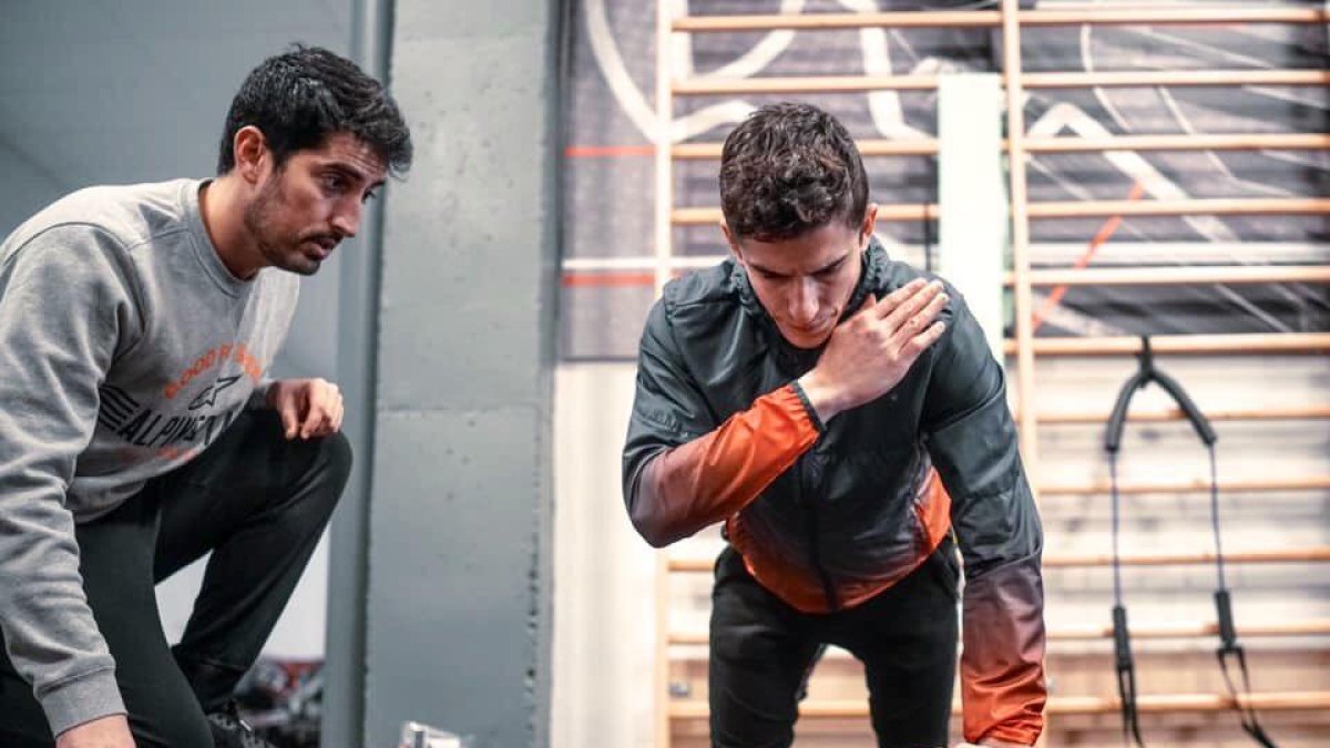 A la imatge, amb el seu fisioterapeuta personal, Carlos García.