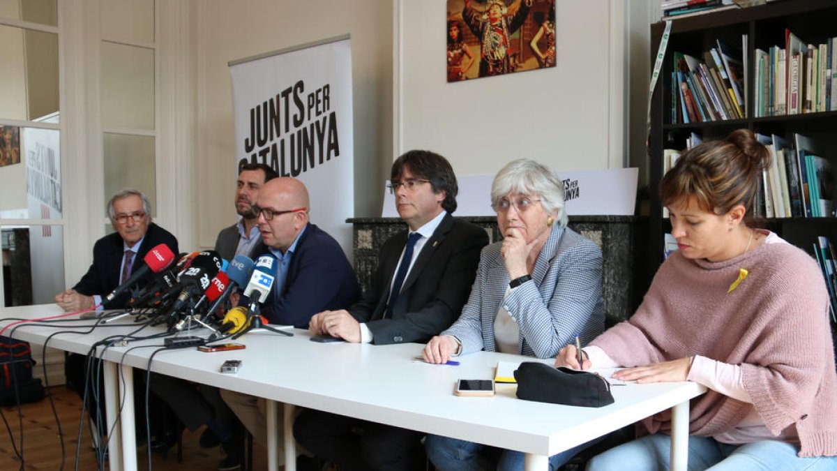 Comín, Carles Puigdemont i Ponsatí al costat de Xavier Trias, Gonzalo Boye i Beatriz Talegón, dissabte en roda de premsa.
